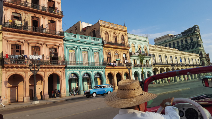 fotoreis cuba rijden in een auto