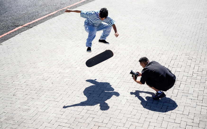  Little Shao gebruikt de Z6III om zijn artistieke beeld van een skateboarder in de lucht vast te leggen voor The Human Prompt: Creative Athlete