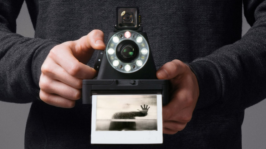 Hands on Impossible I-1 polaroid camera