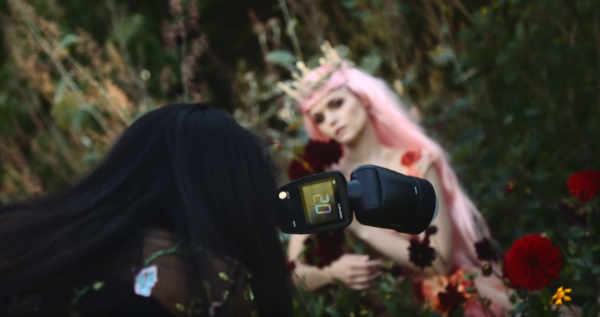 Zie hoe Bella Kotak de Profoto A1 gebruikt 