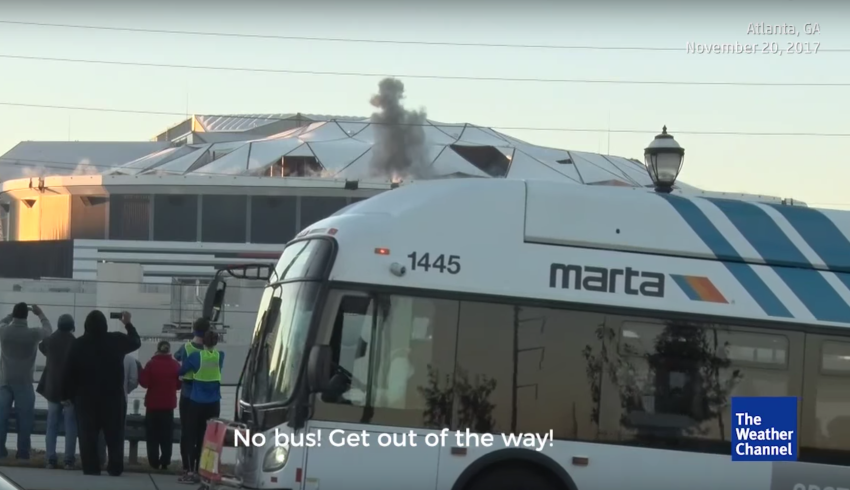 Photobomb door bus tijdens shot van Georgia Dome implosie